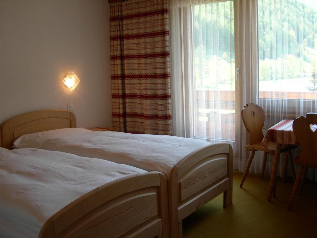 Hotel Adler Saas-Grund Quarto foto